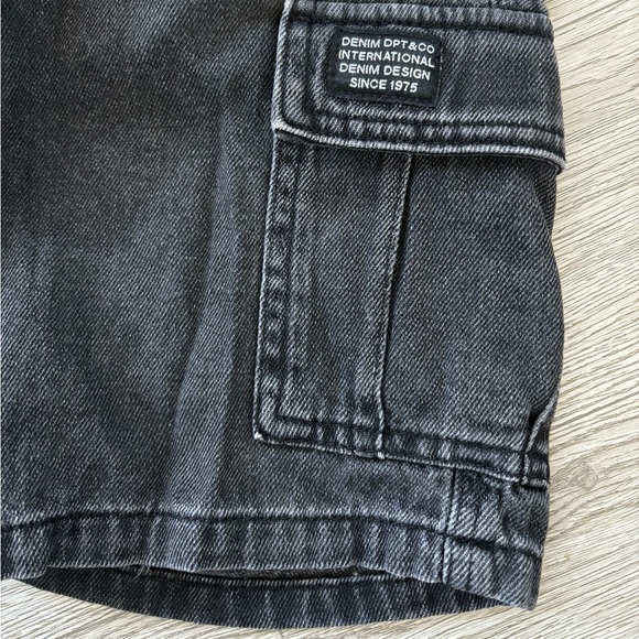 5/$25✨H&M Jean Cargo Shorts - Picture 3 of 4